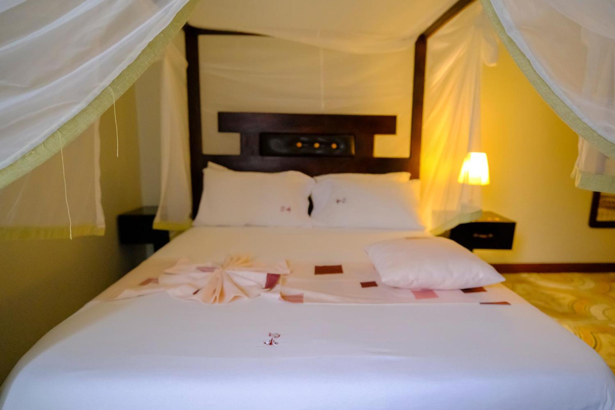 Crystal Apartments Entebbe Uganda Next To Un Base Екстериор снимка